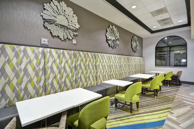 Hampton Inn & Suites Los Angeles Burbank Airport Bar