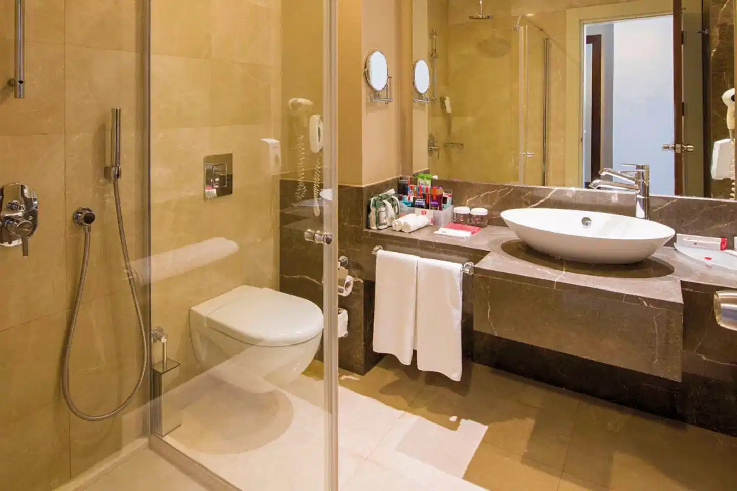 Ramada Plaza Hotel Badezimmer