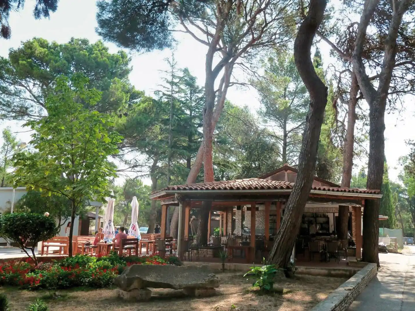 Brioni Sunny Camping (by Happy Camp) Garten