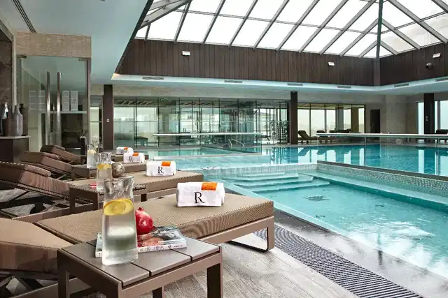 Renaissance Istanbul Polat Bosphorus Hotel Hallenbad