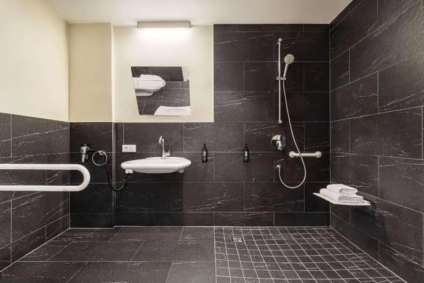 Vienna House Easy München Badezimmer