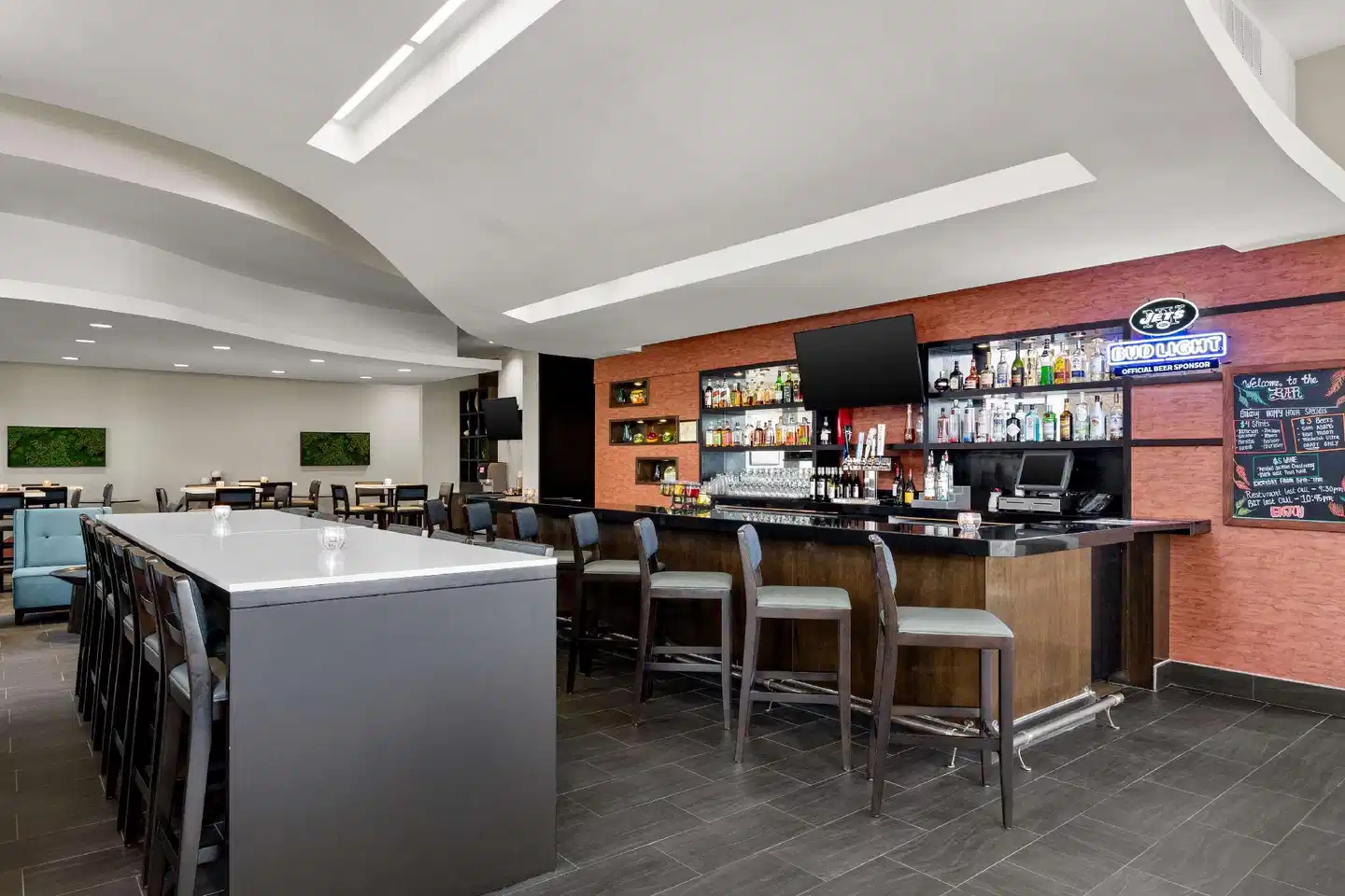 Embassy Suites by Hilton Newark Airport Bar