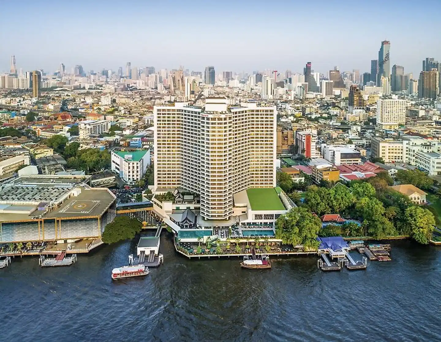 Royal Orchid Sheraton Hotel & Towers Aussenansicht