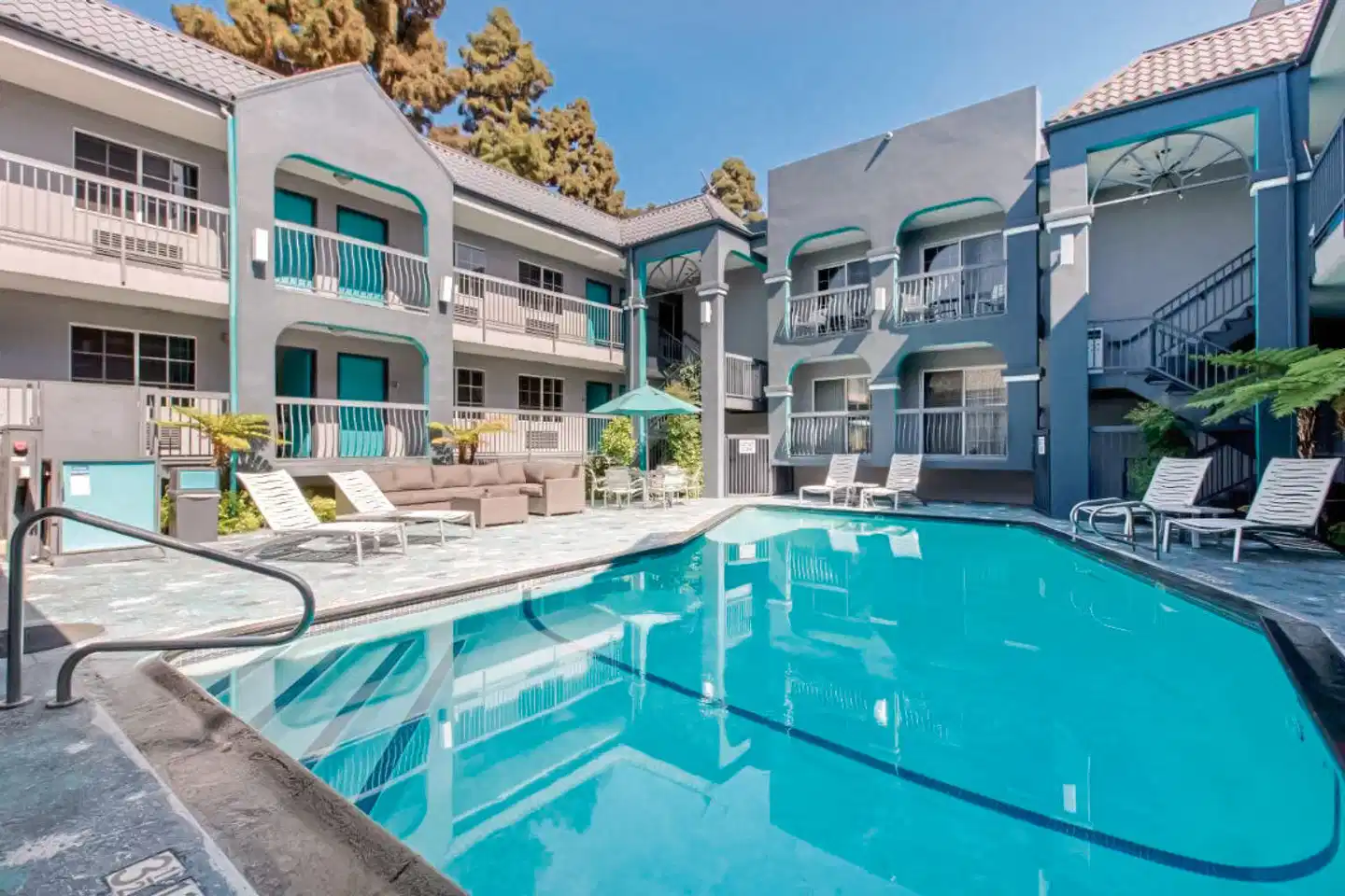 Quality Inn Near Hollywood Walk of Fame Pool