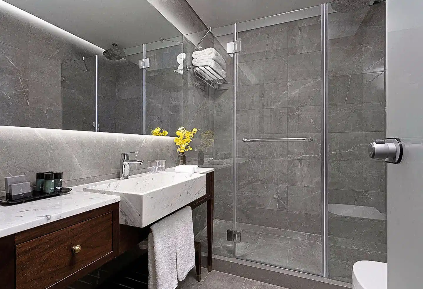 Crowne Plaza Tel Aviv Beach Badezimmer