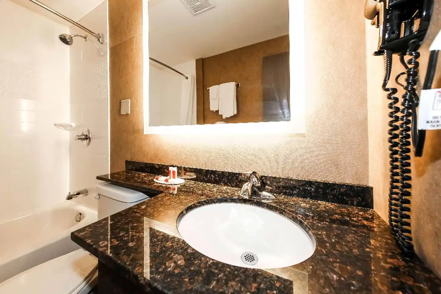 Howard Johnson by Wyndham Winnipeg West Badezimmer