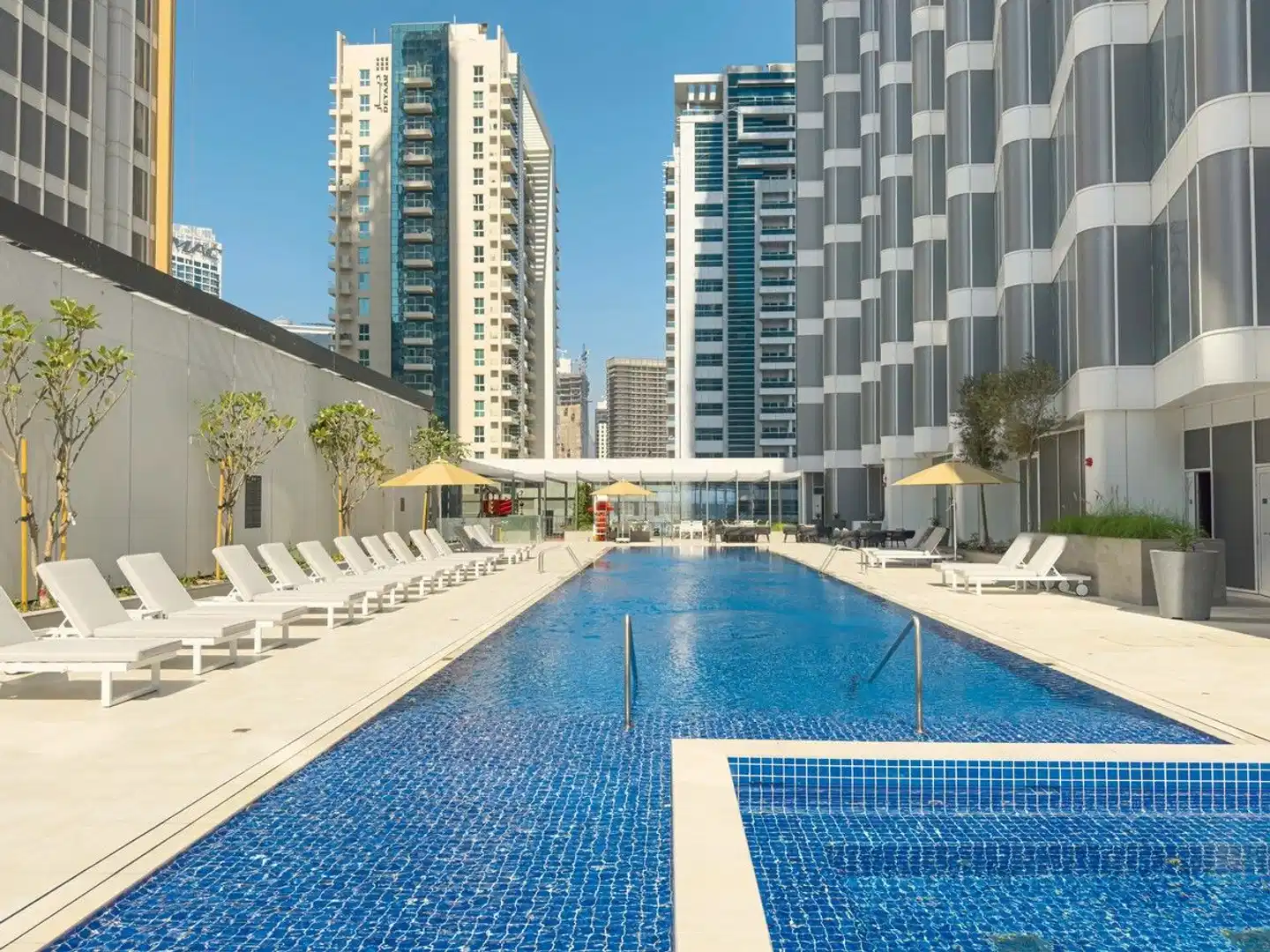 Holiday Inn Dubai Business Bay Pool
