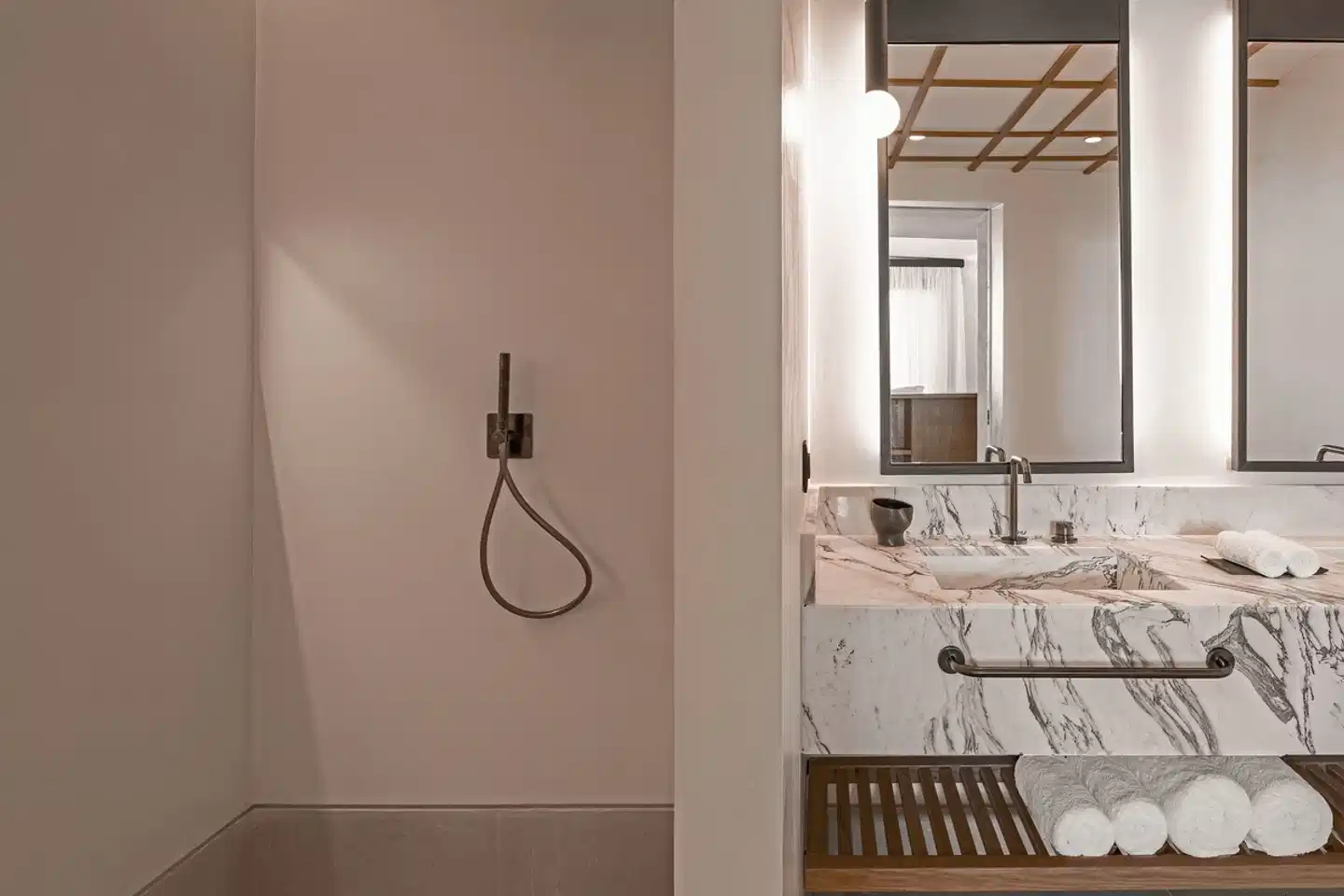 Domes Novos Santorini, Autograph Collection Badezimmer