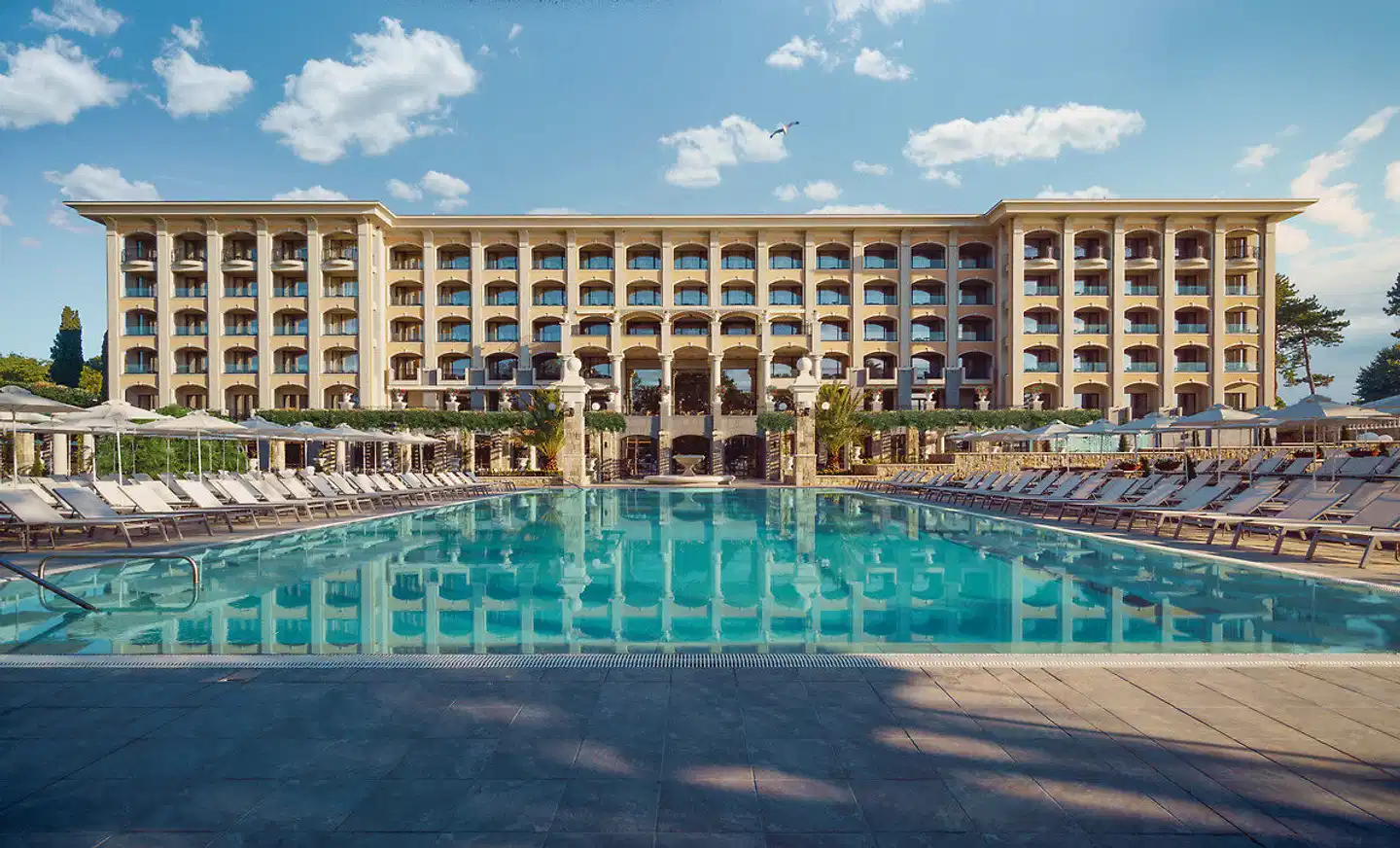 Astor Garden Hotel Aussenansicht