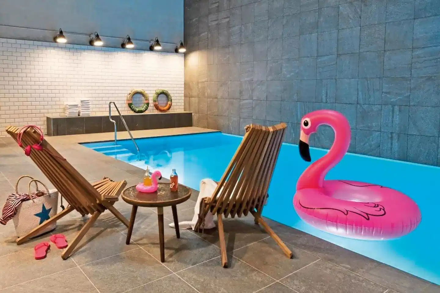 Moxy Amsterdam Houthavens Hallenbad