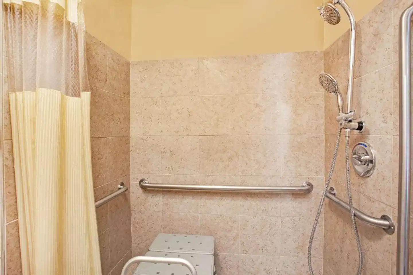 Days Inn by Wyndham Marietta White Water Badezimmer