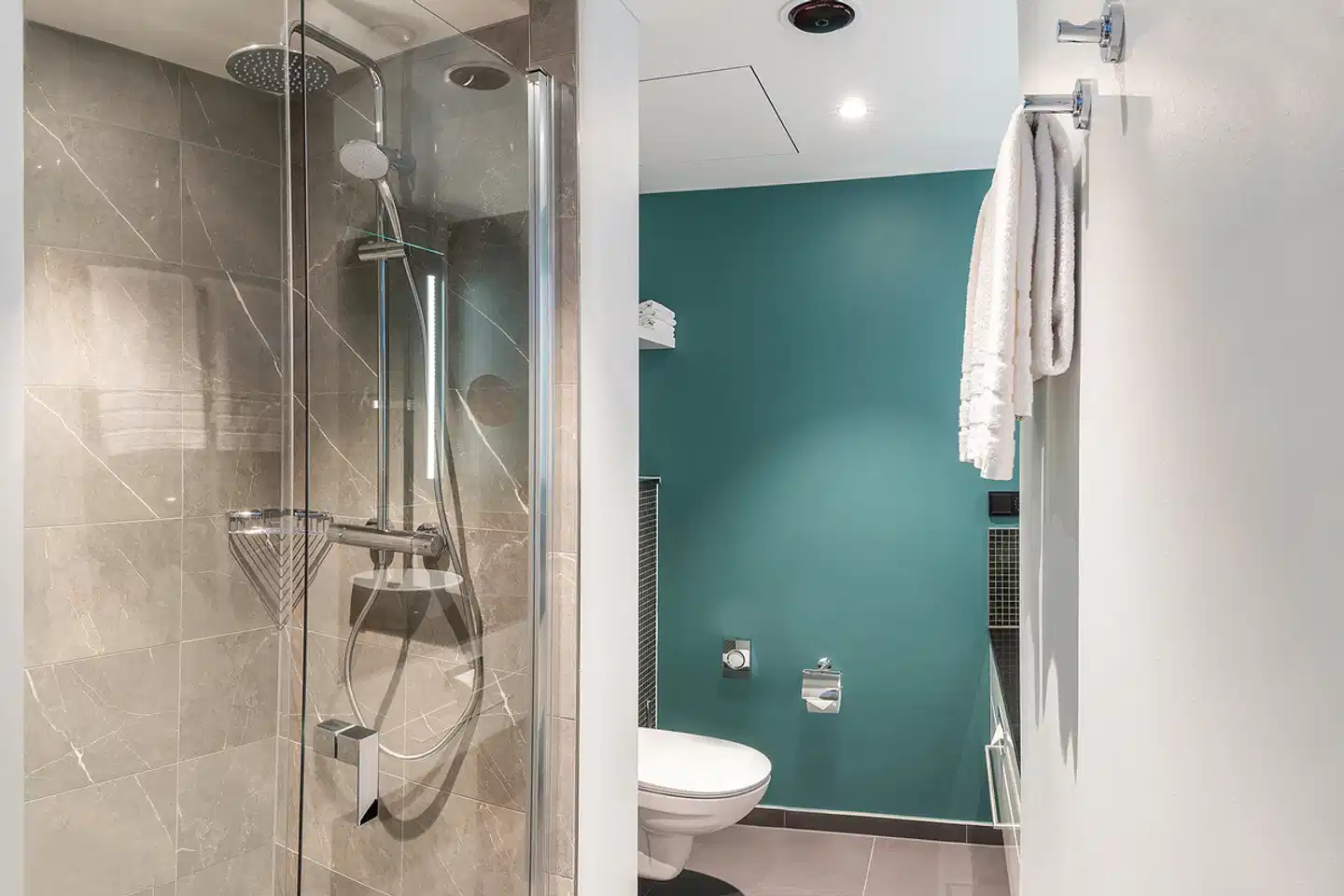 Leonardo Hotel Augsburg Badezimmer