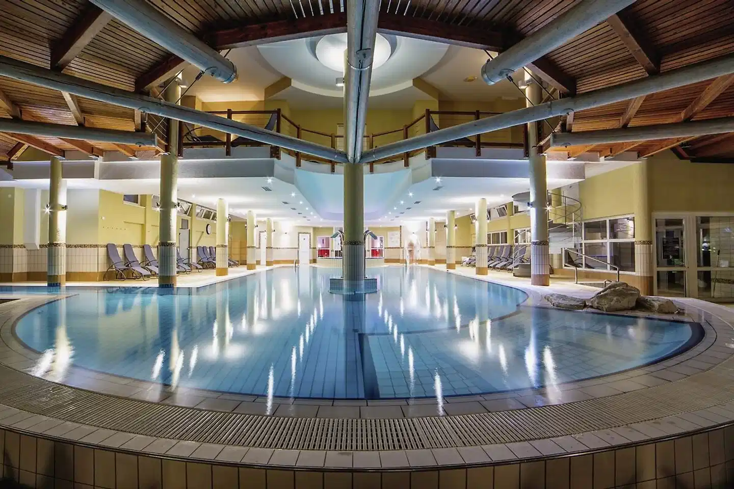 Lotus Therme Hotel & Spa Hallenbad