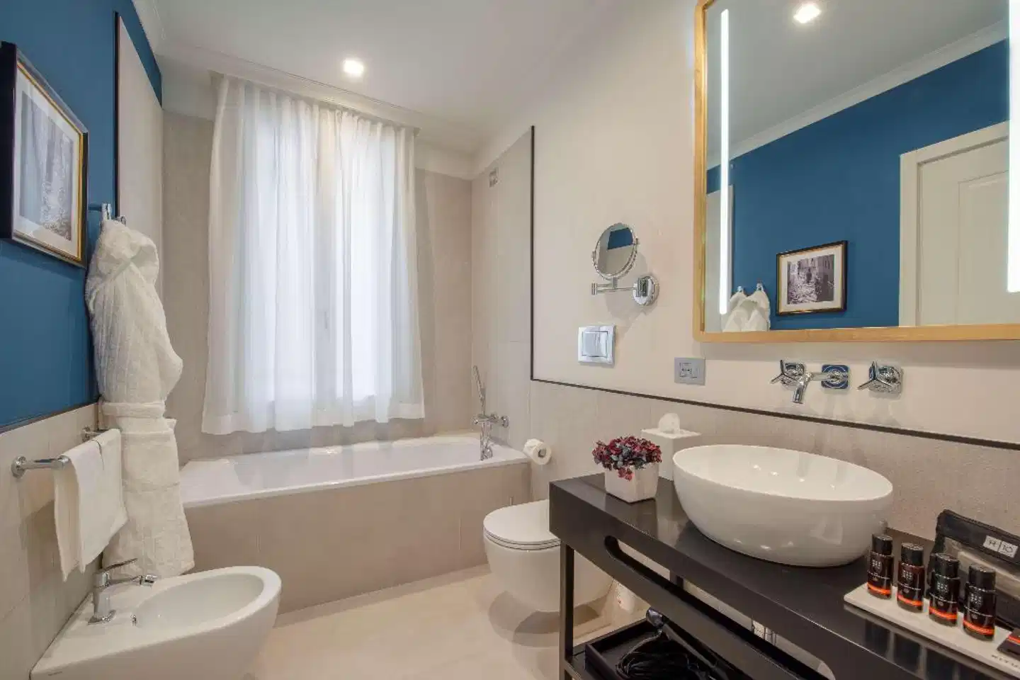 H10 Palazzo Canova Badezimmer