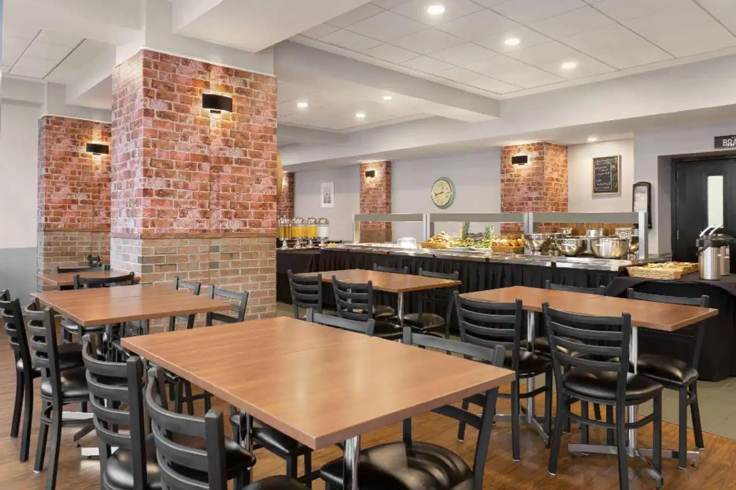 Travelodge Hotel by Wyndham Montreal Centre Bar