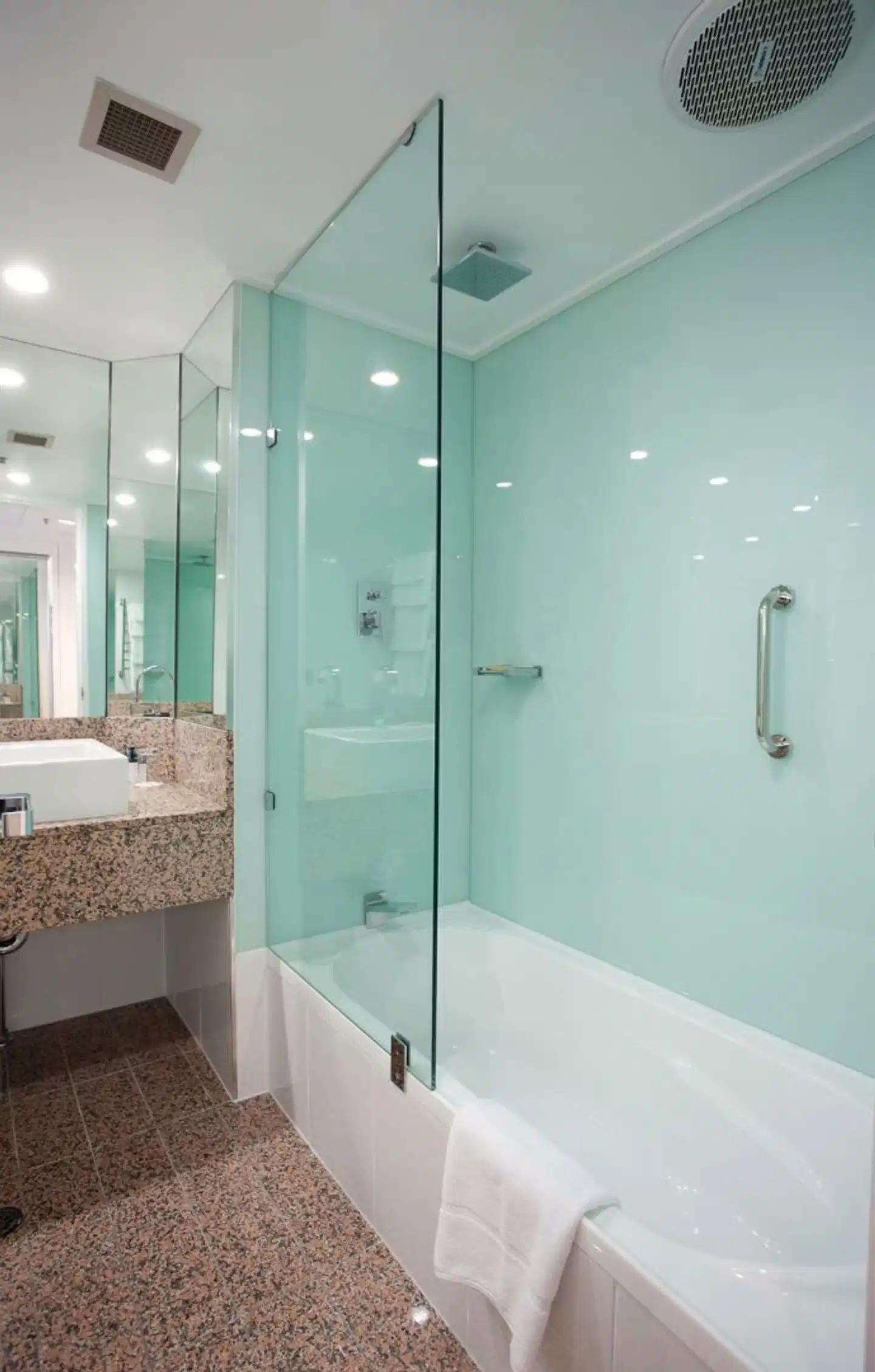 Grand Chancellor Hobart Badezimmer