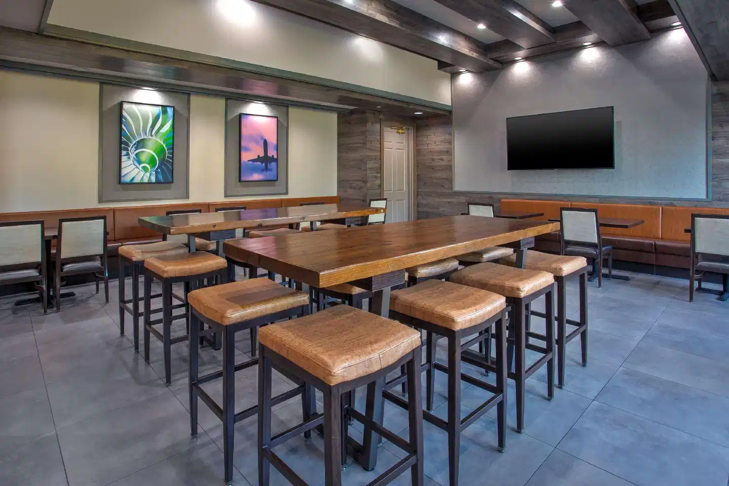 Hampton Inn & Suites Newark Airport Elizabeth Bar