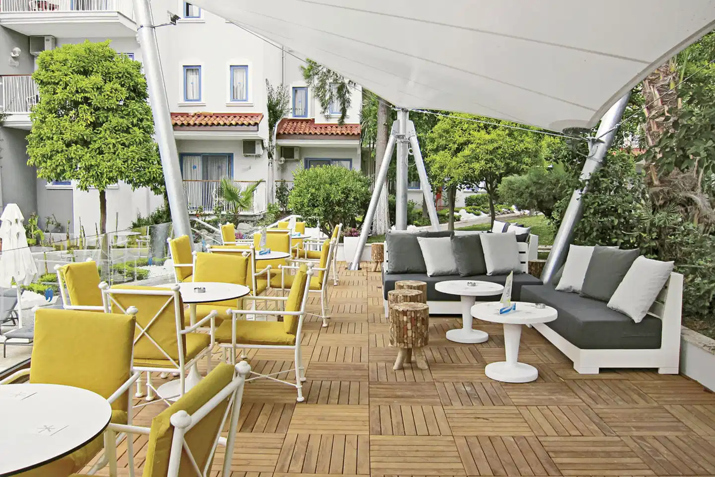 Paloma Marina Suites Terrasse