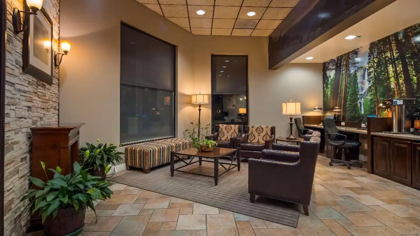 Best Western Plus Yosemite Way Station Lobby