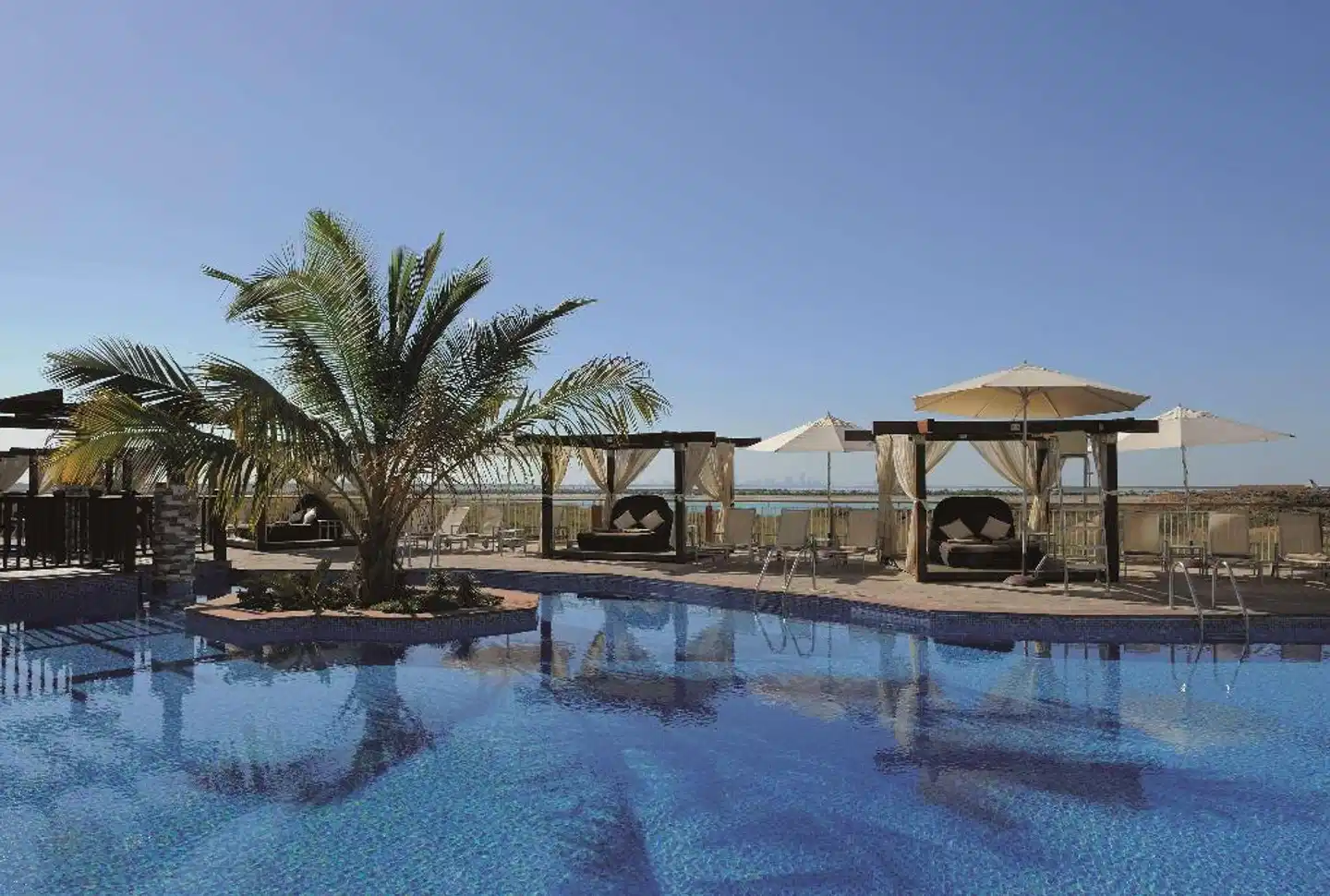 Radisson Blu Hotel, Abu Dhabi Yas Island Pool