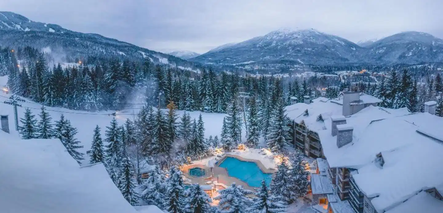 BLACKCOMB SPRINGS SUITES BY CLIQUE Landschaft