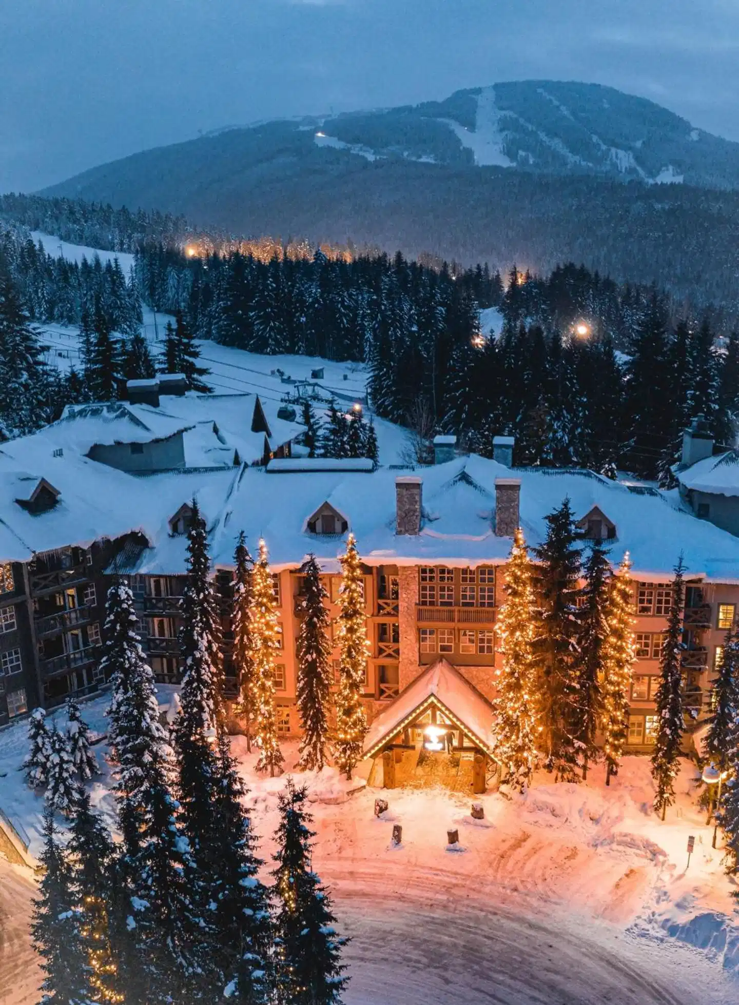 BLACKCOMB SPRINGS SUITES BY CLIQUE Landschaft