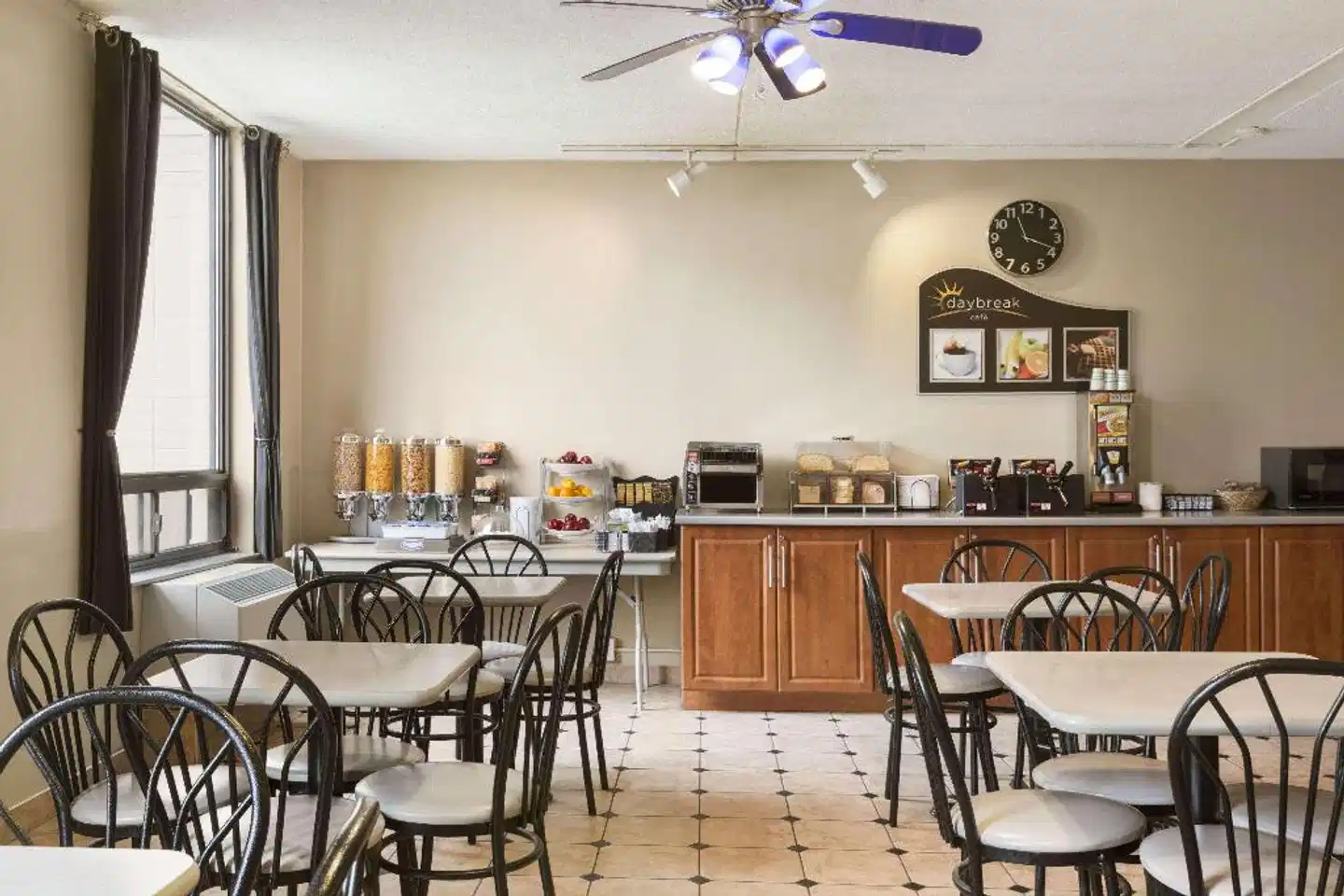 Days Inn by Wyndham Ottawa West Bar