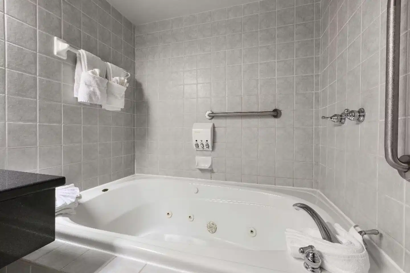 Days Inn by Wyndham Ottawa West Badezimmer