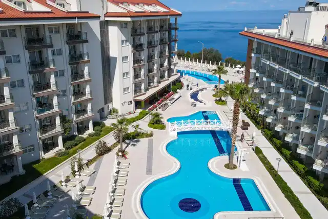 Ramada Hotel & Suites by Wyndham Kusadasi Aussenansicht