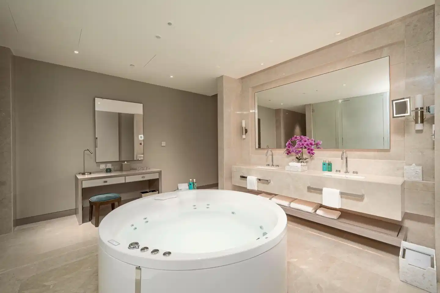 FIVE LUXE JBR Badezimmer