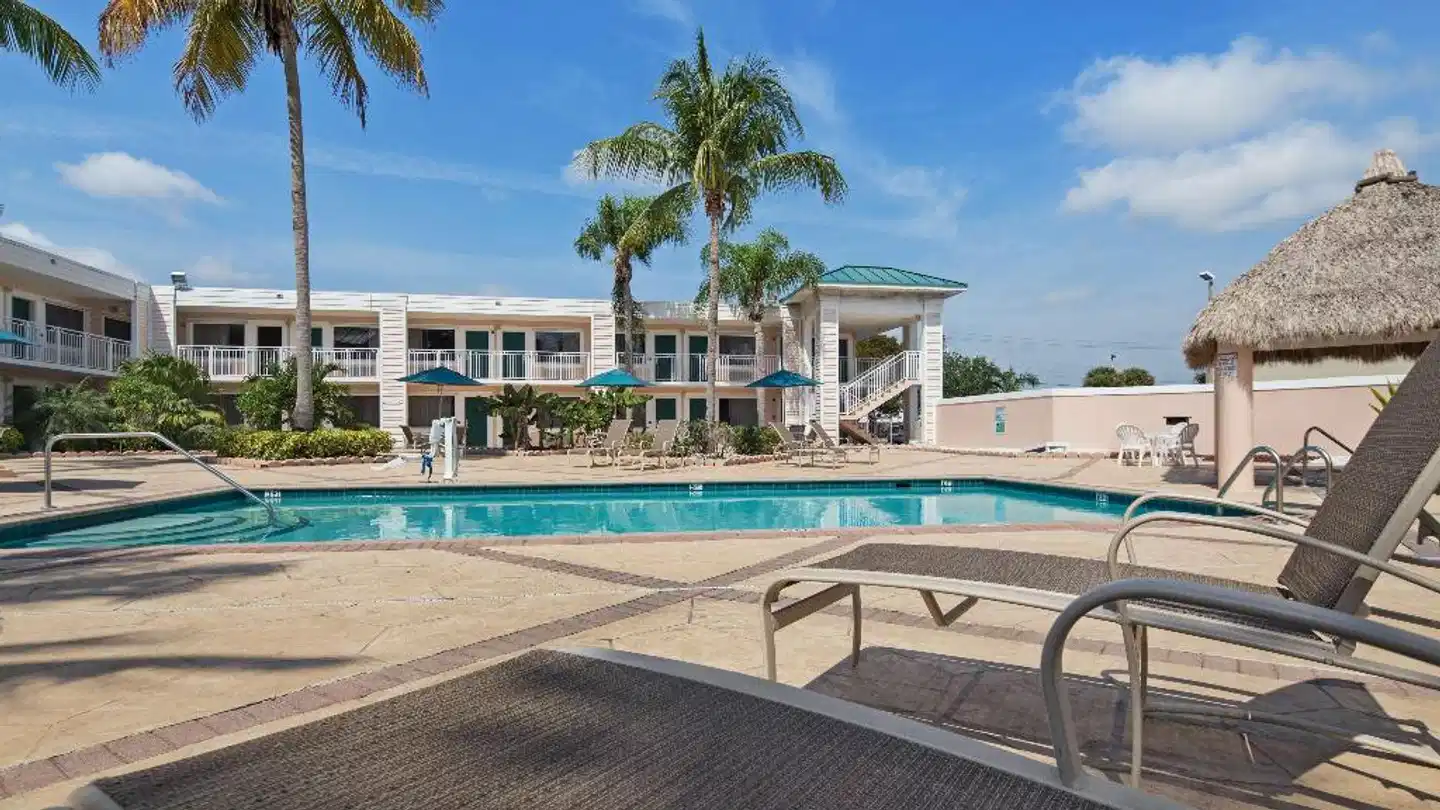 Best Western Gateway To The Keys Pool
