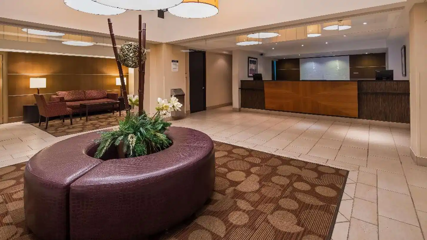 Best Western Plus Montreal Downtown-Hotel Europa Lobby