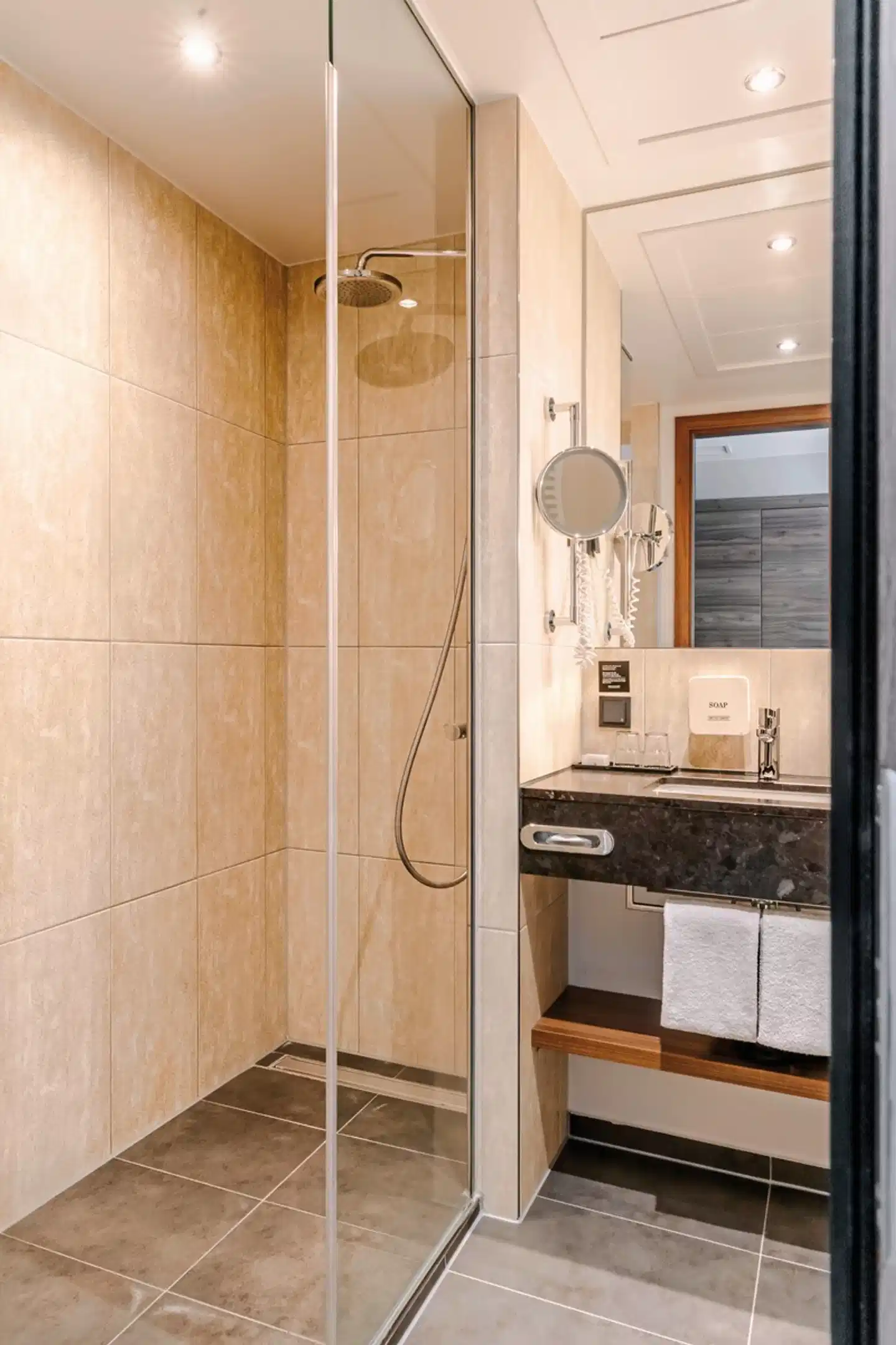 Reichshof Hamburg Badezimmer