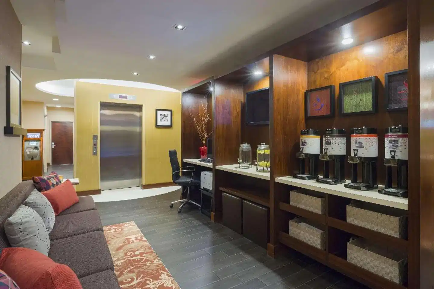 Hampton Inn Seaport Financial District Bar