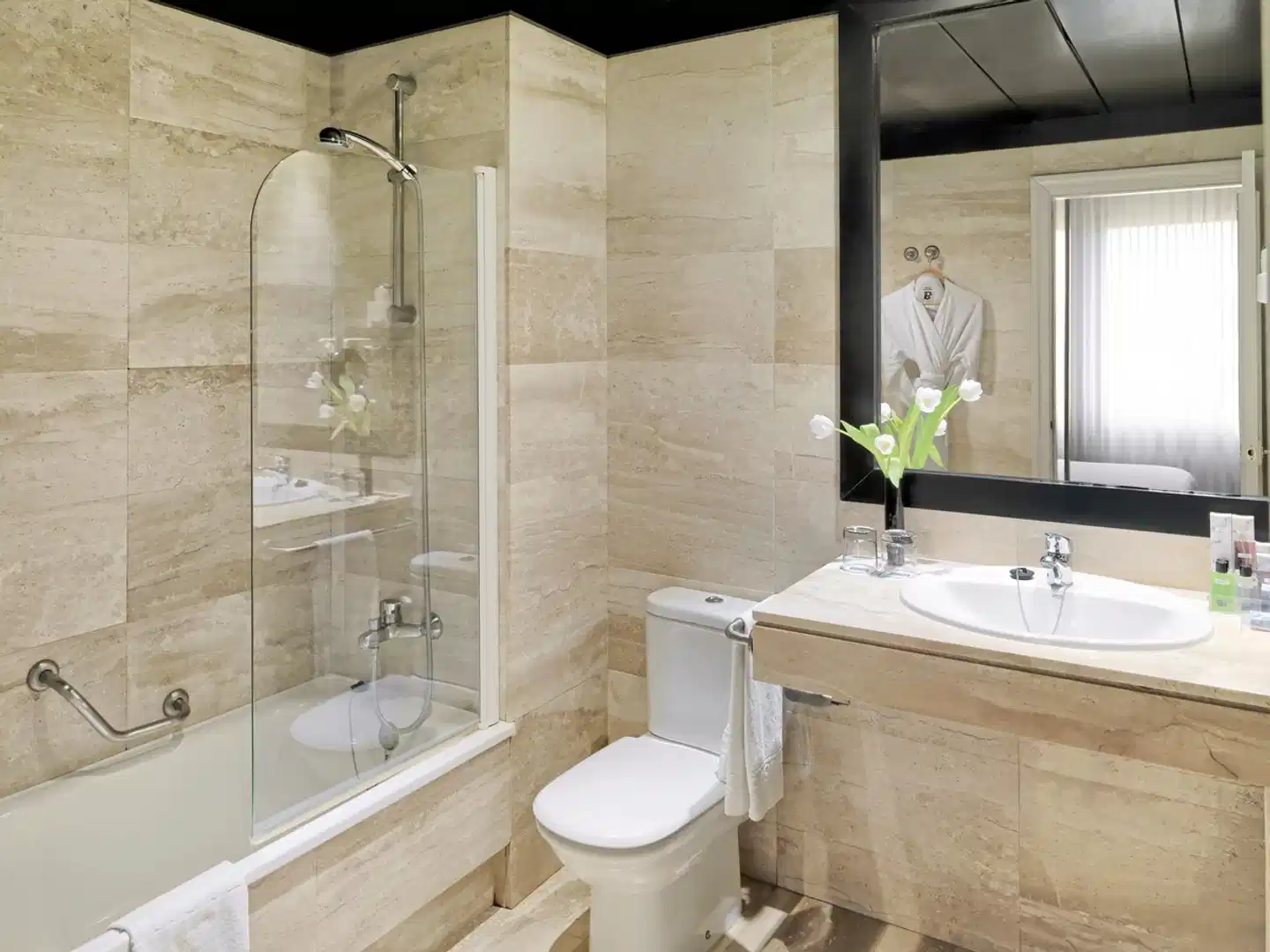 H10 Montcada Boutique Hotel Badezimmer