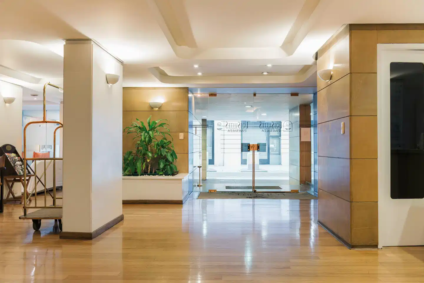 Loi Suites Esmeralda Lobby