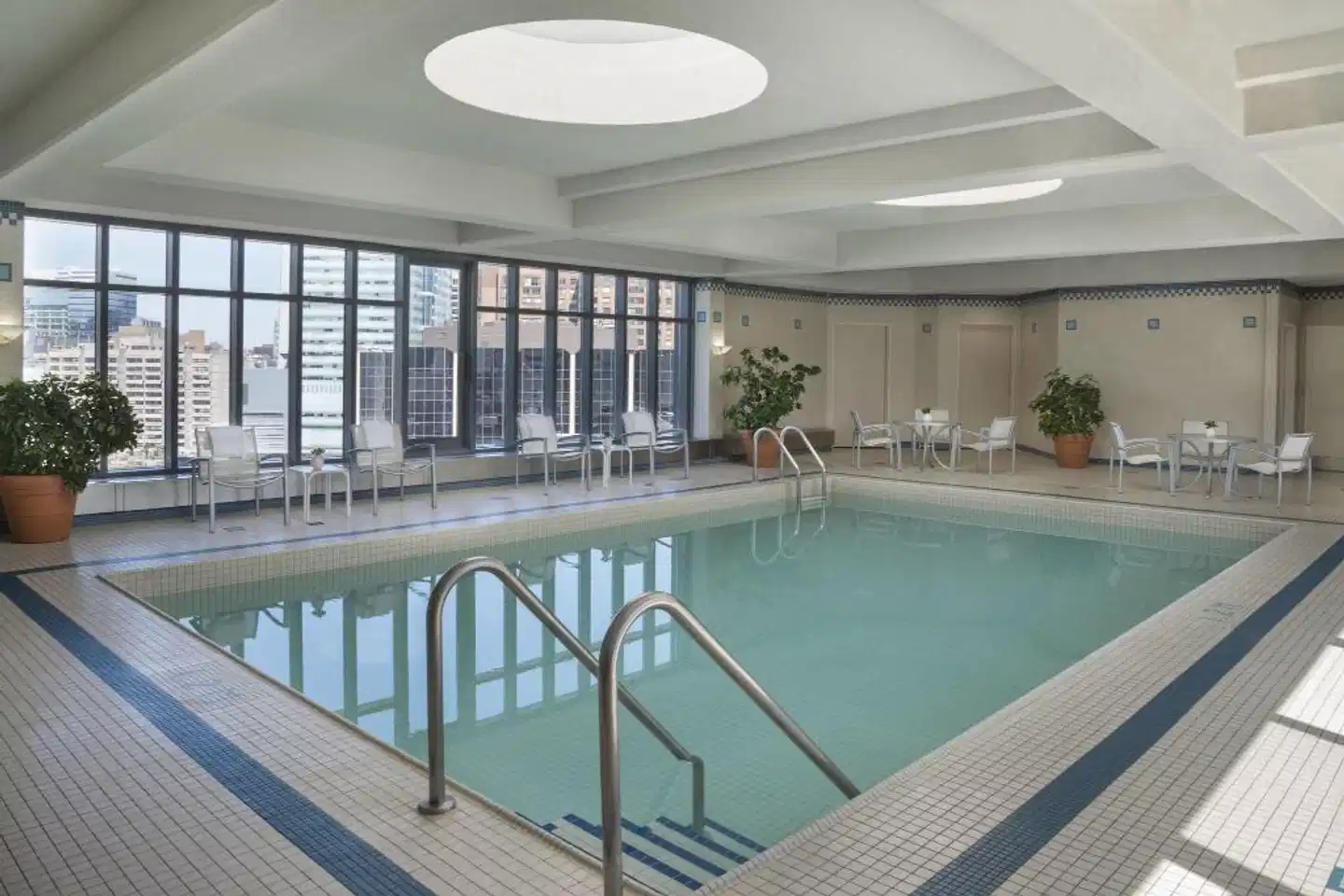 Marriott Downtown at CF Toronto Eaton Centre Hallenbad