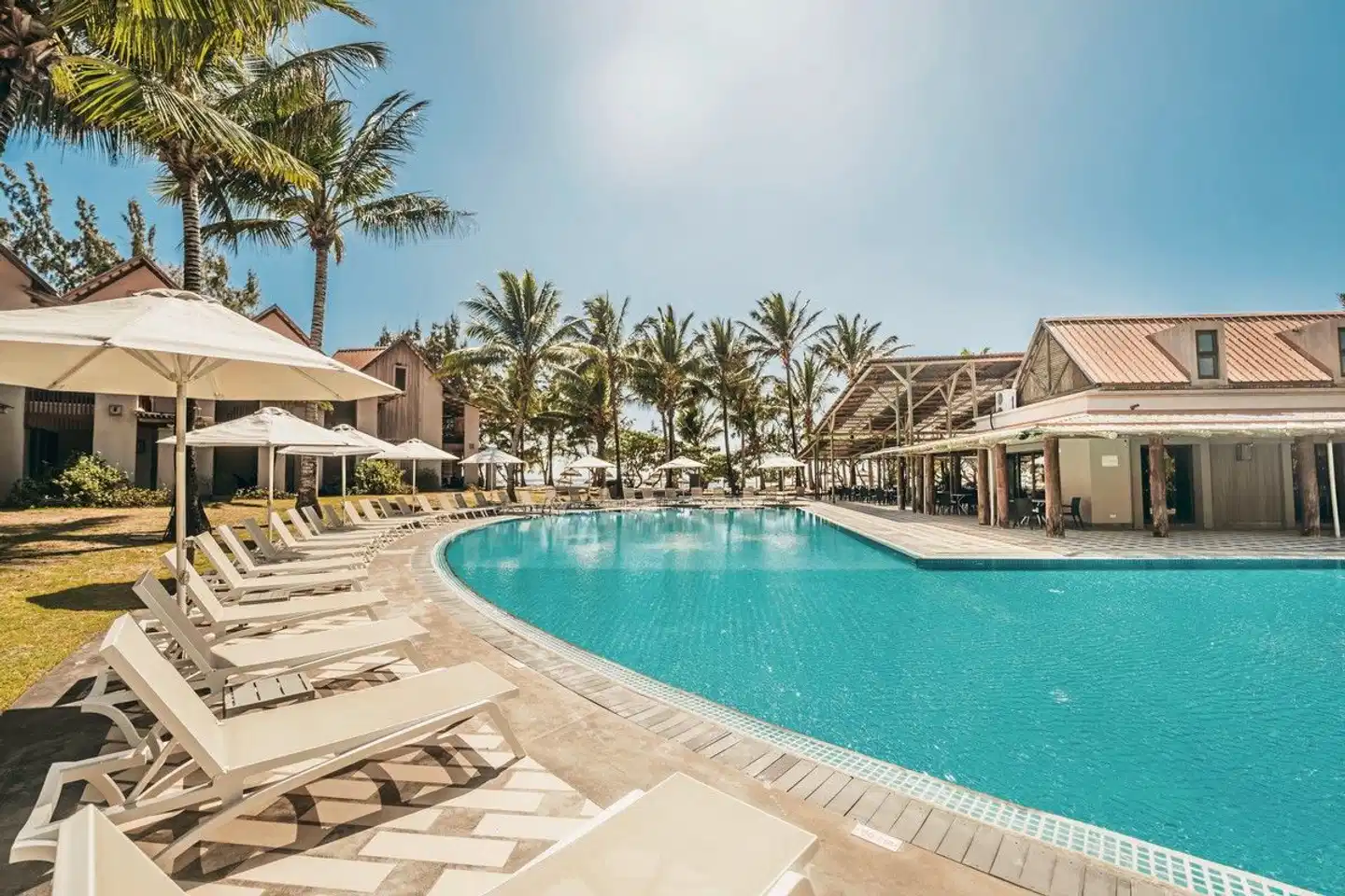 Crystals Beach Resort Belle Mare POOL