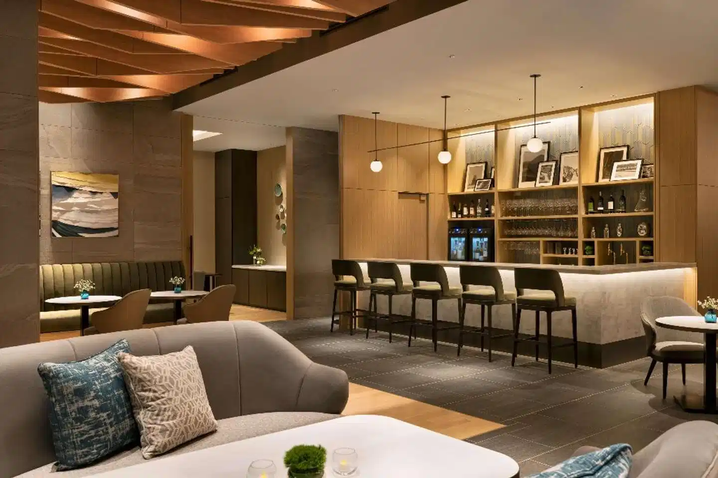 DoubleTree by Hilton Toyama Bar