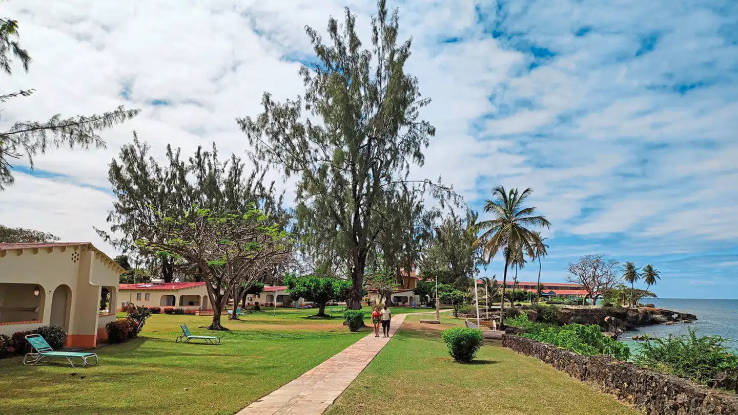 Crown Point Beach Hotel Garten