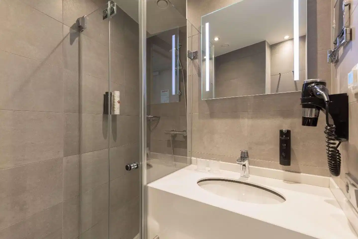 Ramada The Hague Scheveningen Badezimmer