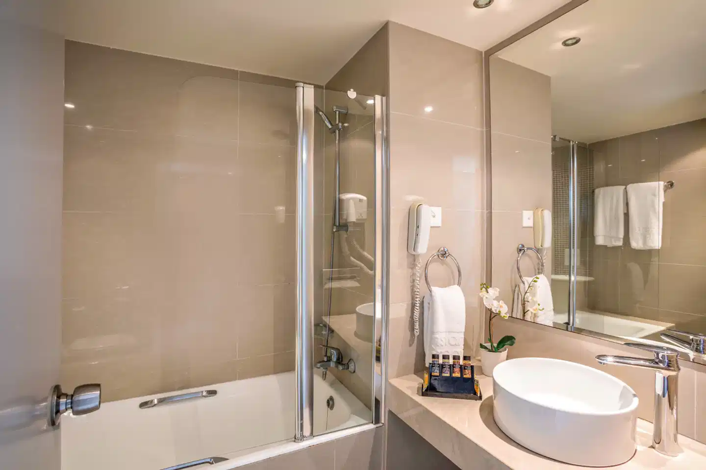 Constantinos the Great Beach Hotel Badezimmer