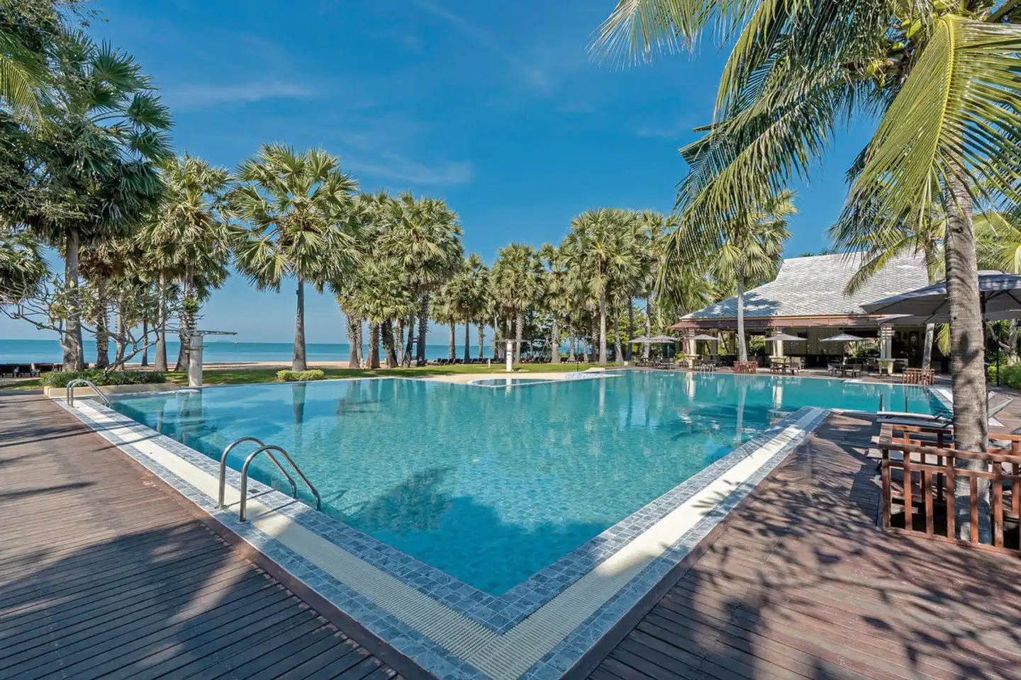 Ravindra Beach Resort & Spa Pool