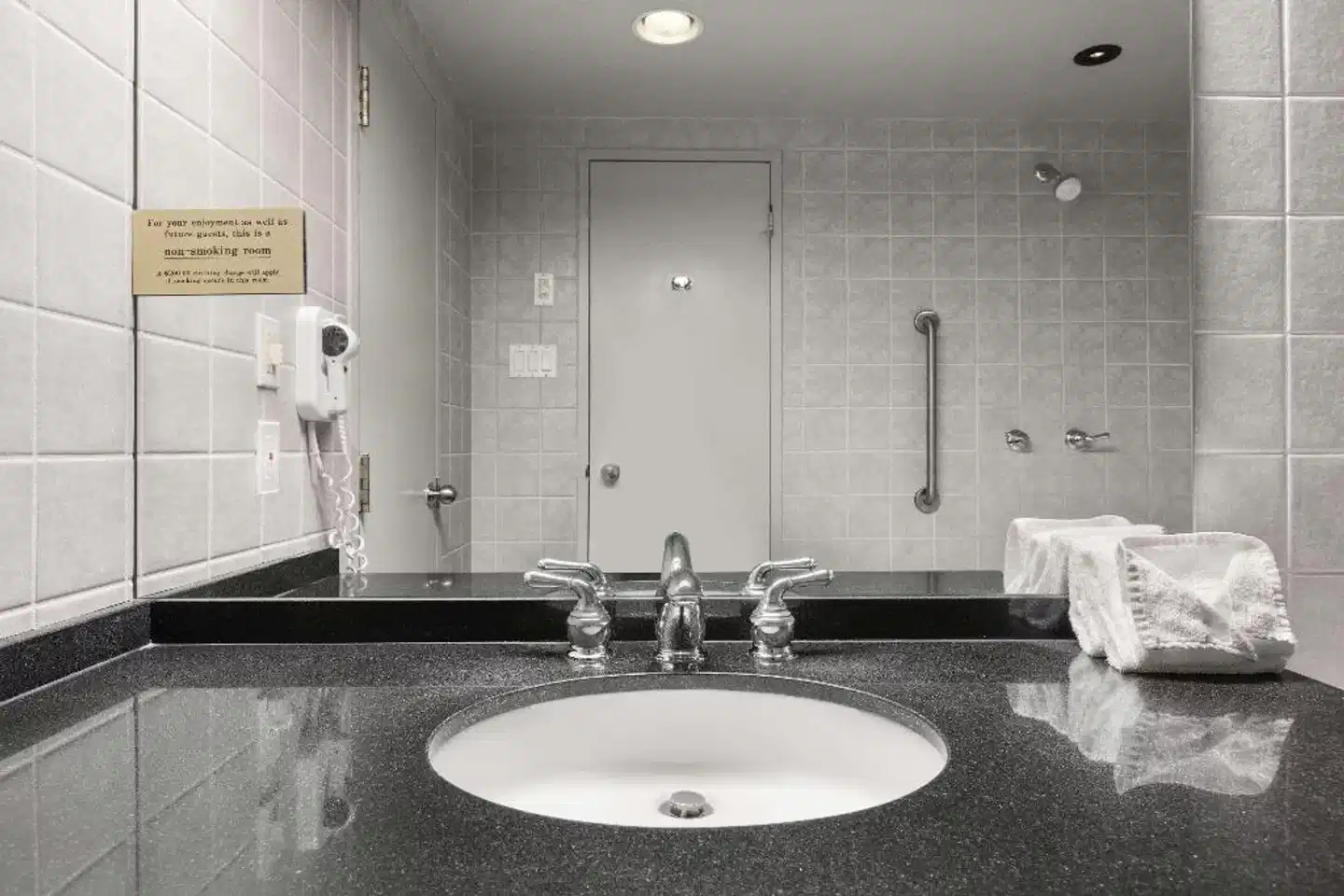 Days Inn by Wyndham Ottawa West Badezimmer