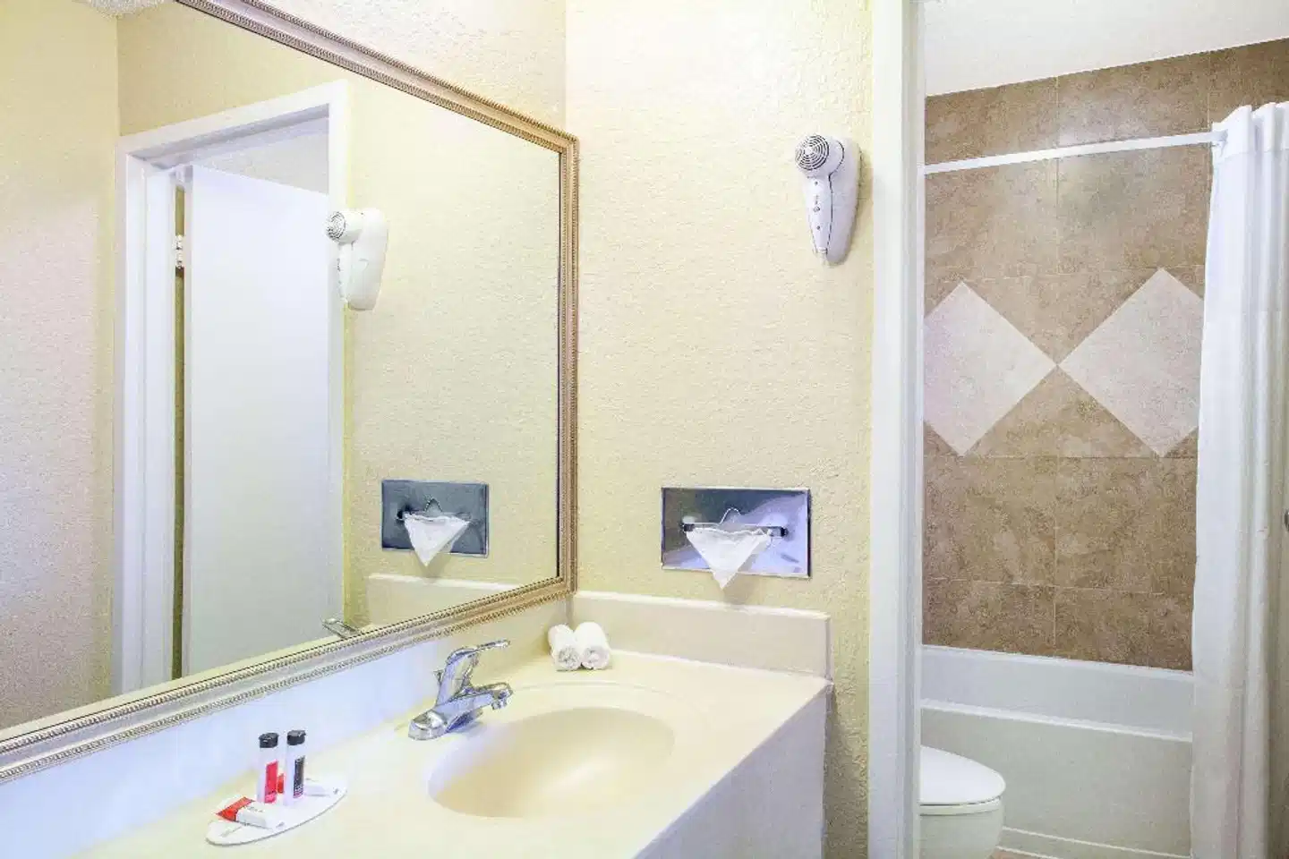 Days Inn by Wyndham Orlando Downtown Badezimmer