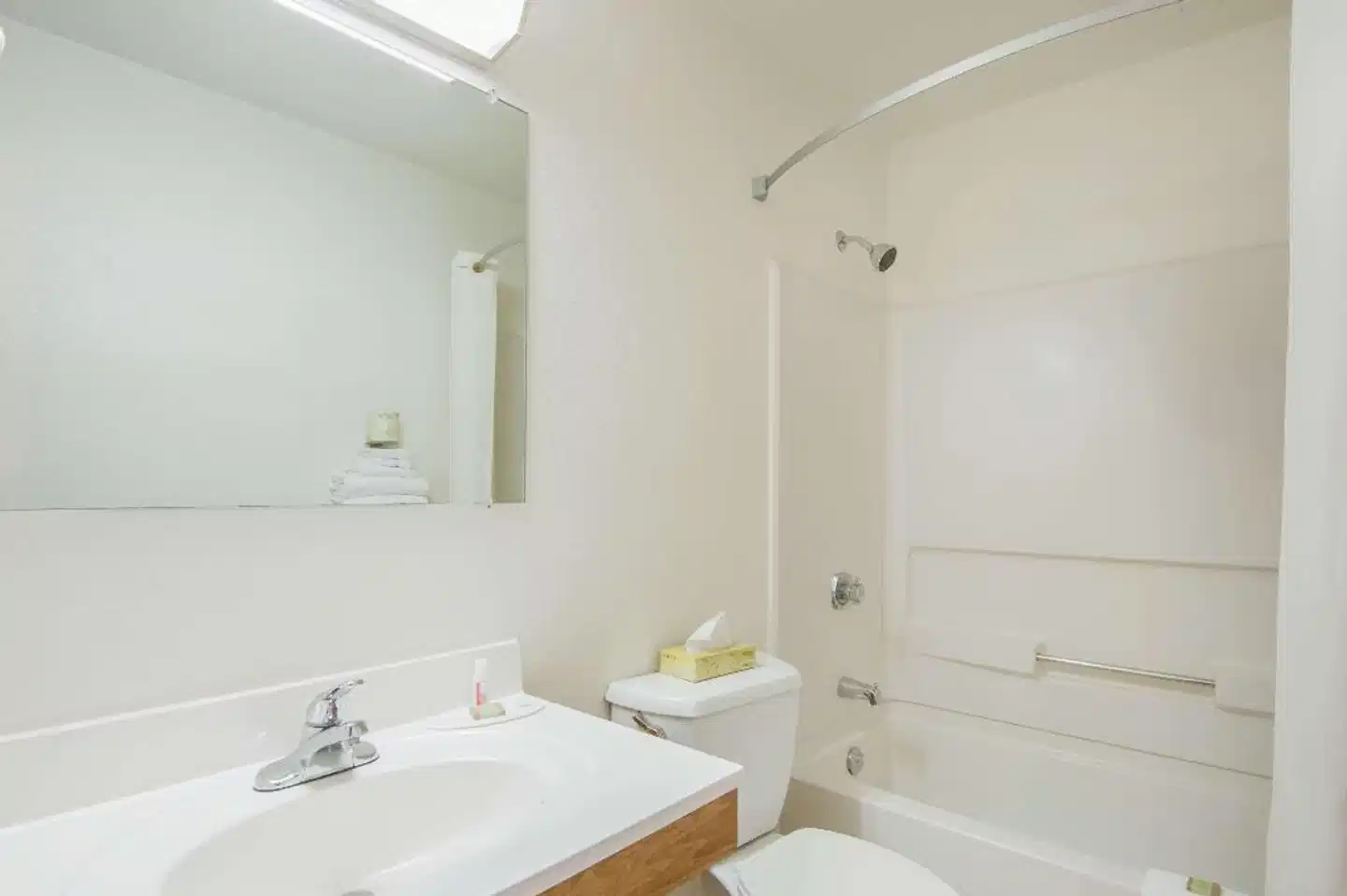 Super 8 by Wyndham Salmon Arm Badezimmer