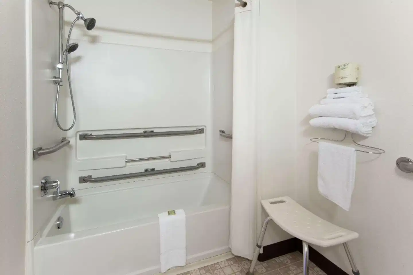 Super 8 by Wyndham Salmon Arm Badezimmer