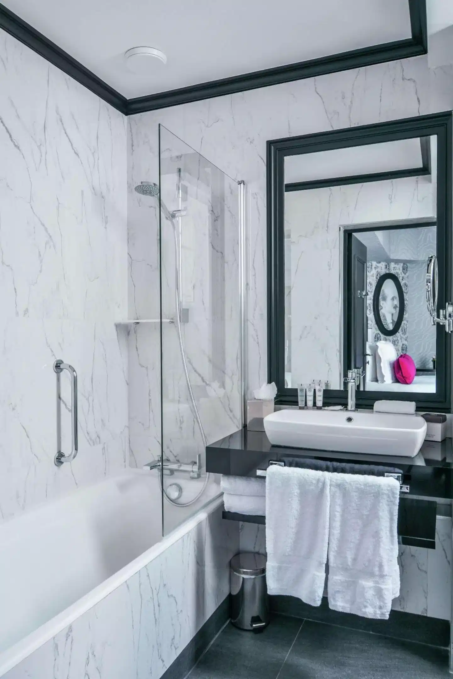 Maison Astor Paris, Curio Collection by Hilton Badezimmer