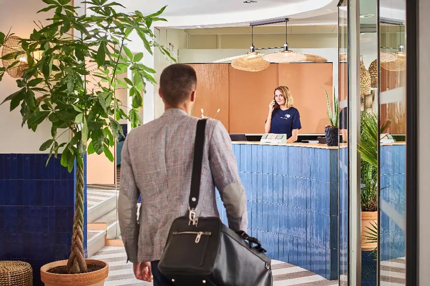 Chromatics Hotel Personen