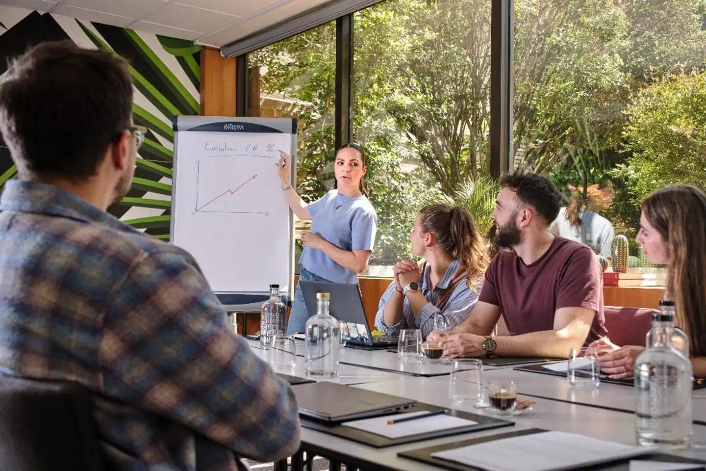 Chromatics Hotel Personen